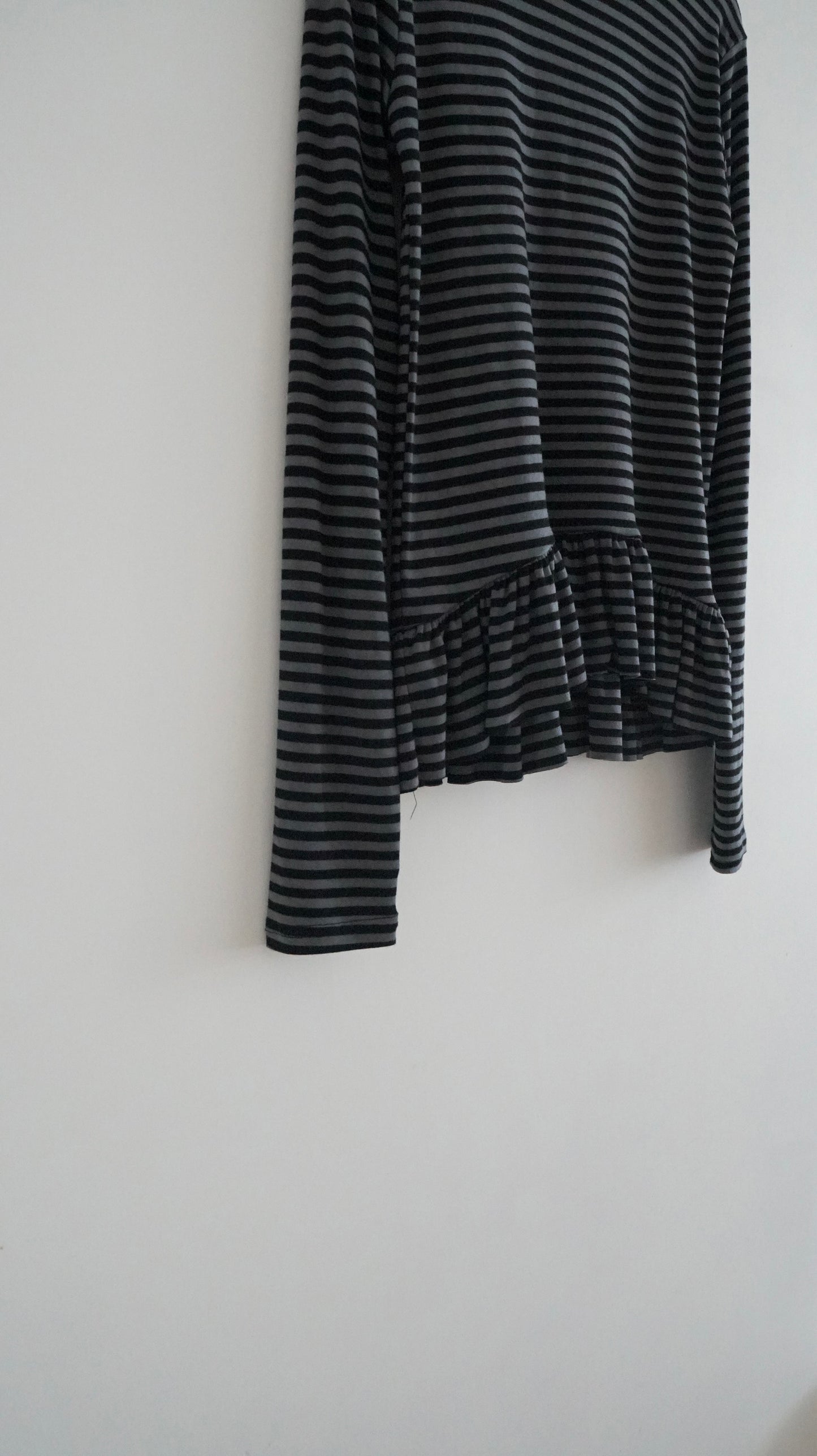 turtle-neck striped inner shirt in black x grey (pre-order)