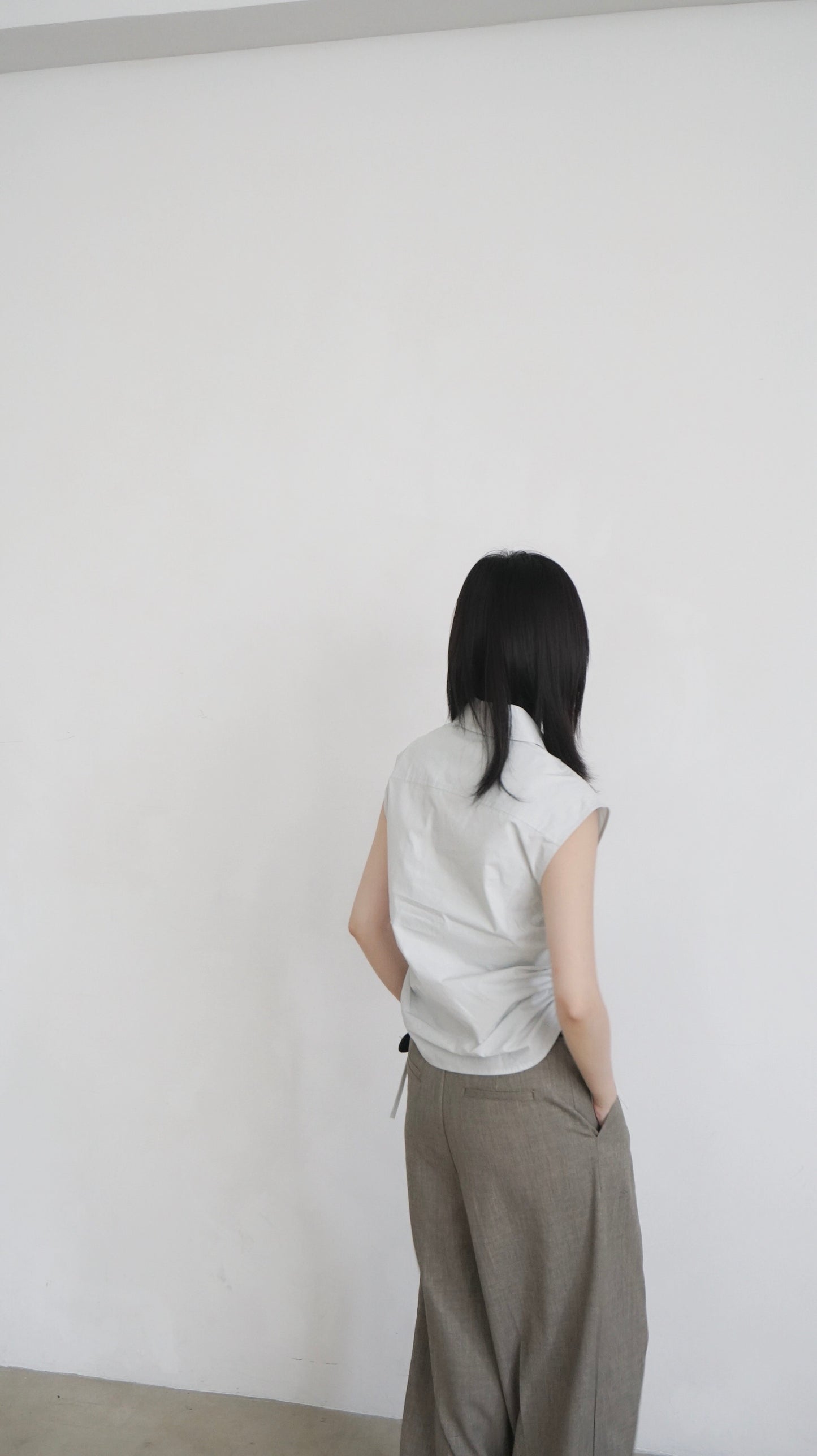 Side pleated ribbon shirt in light grey