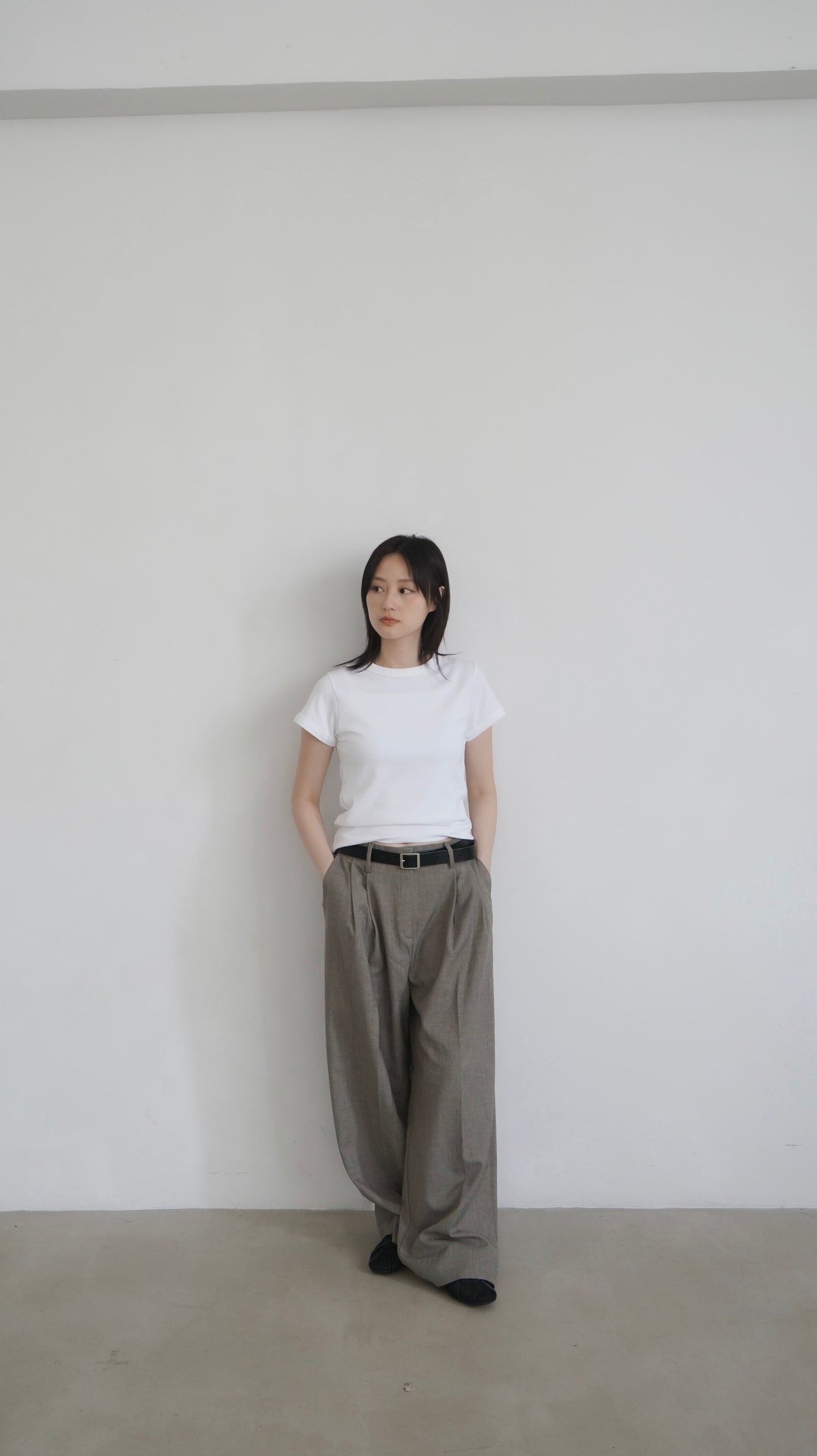 classic low-waisted wide pants in khaki (pre-order)