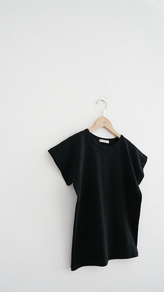 clean fit raglan sleeve tee in black (pre-order)