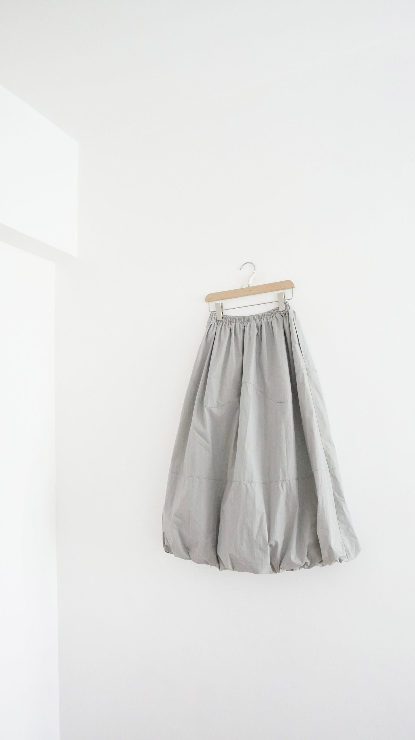 wave hem balloon skirt in light grey (pre-order)