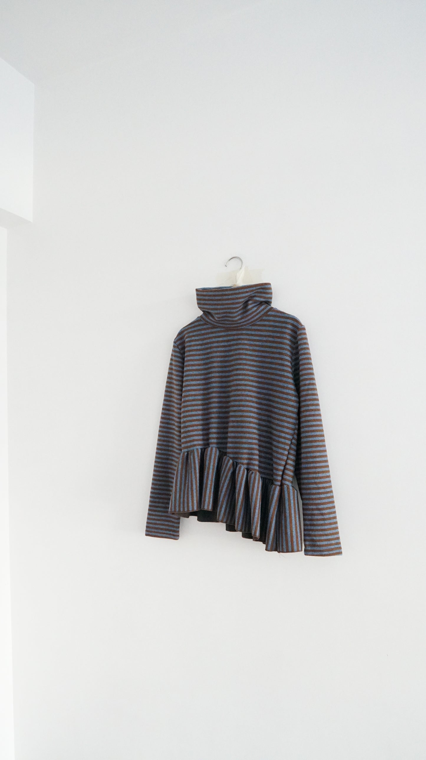 turtle-neck striped inner shirt in blue x brown (pre-order)