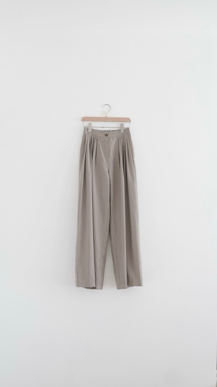 yoru pleated wide-leg trousers in beige (pre-order)
