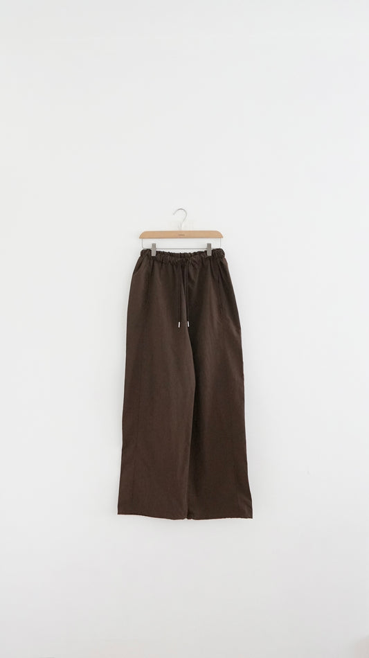 ultra-lightweight elastic pants in brown