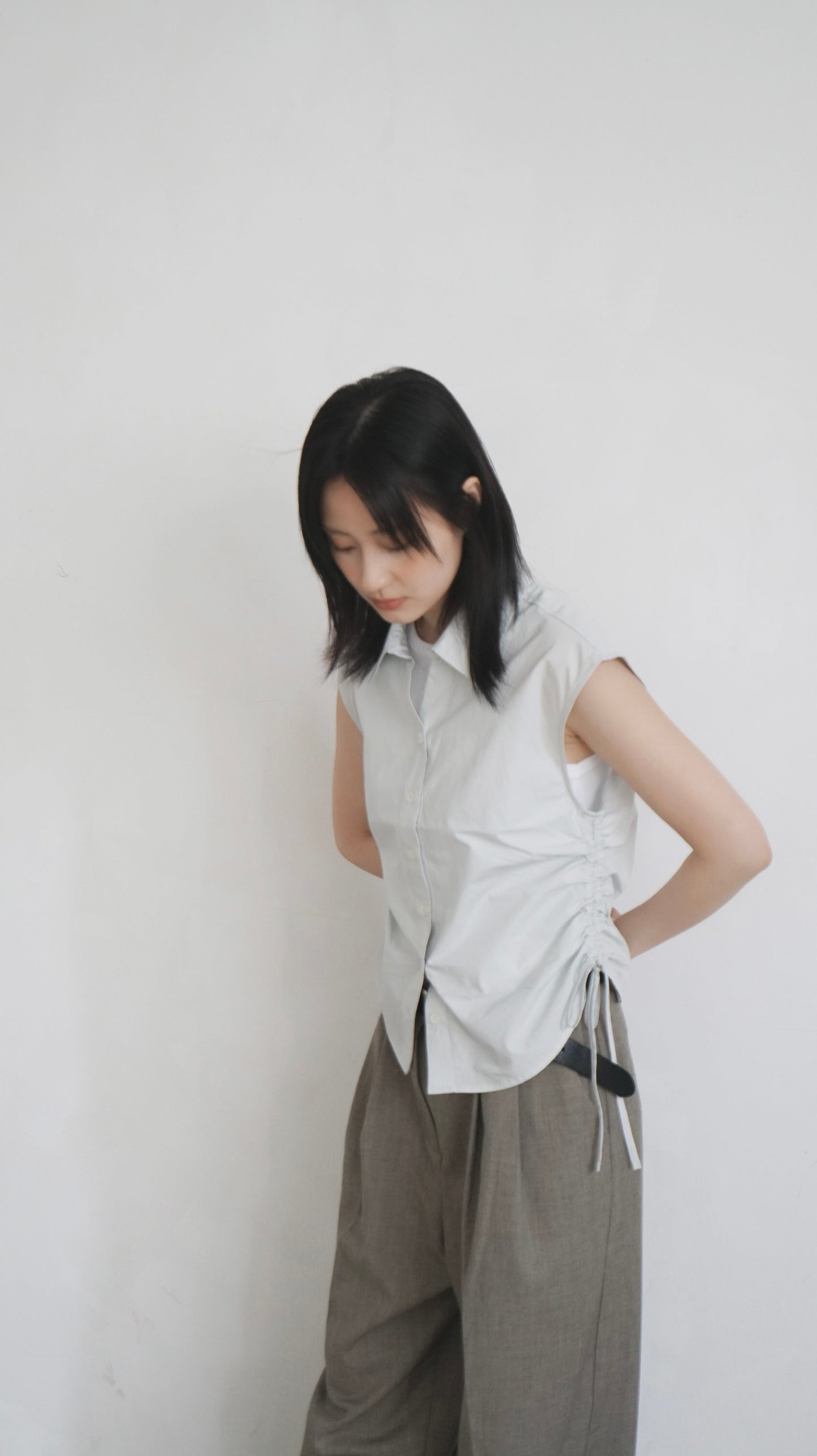 Side pleated ribbon shirt in light grey